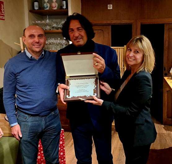 Placa recibida por el reconocimiento laboral en Grupo Roca